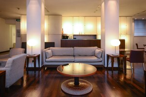 Coin salon dans le hall