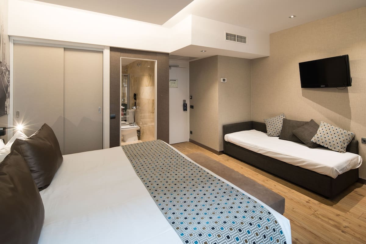 Chambre Triple | Minibar, coffres-forts dans les chambres, bureau, chambres insonorisées