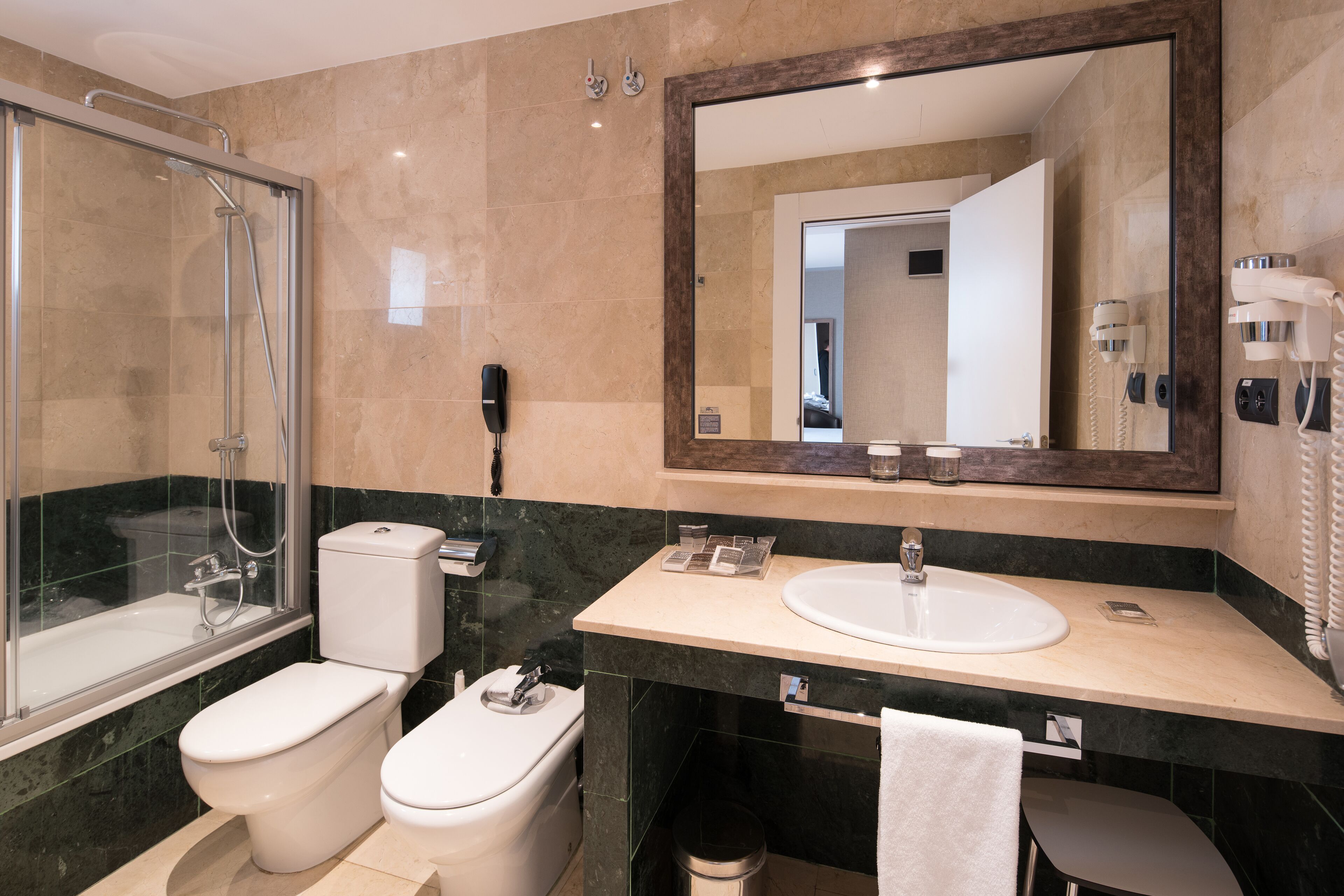 combined shower/bathtub, eco-friendly toiletries, hair dryer, towels