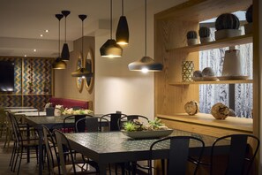 Serves lunch and dinner - Catalonia Born (Barcelona)