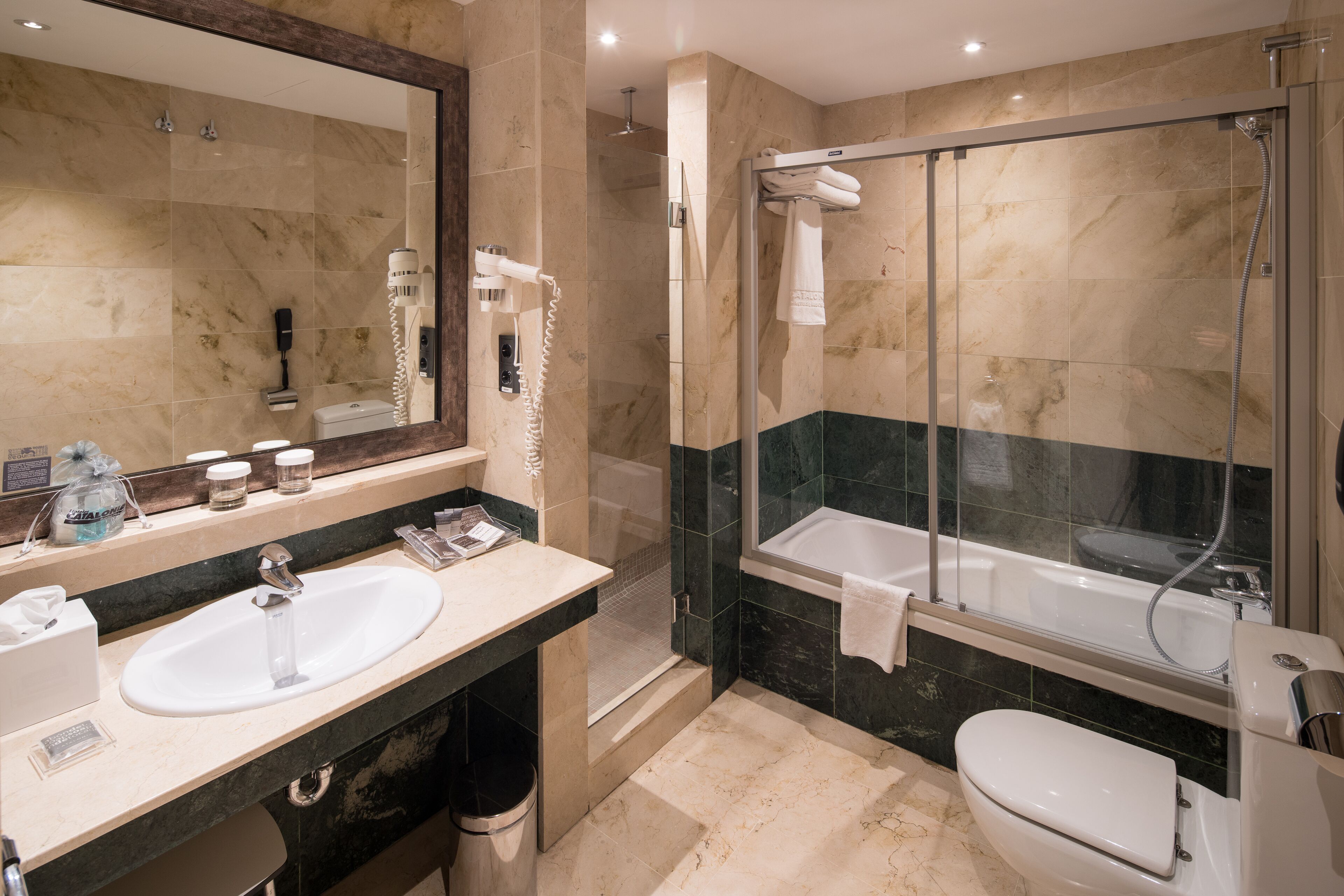 combined shower/bathtub, eco-friendly toiletries, hair dryer, towels