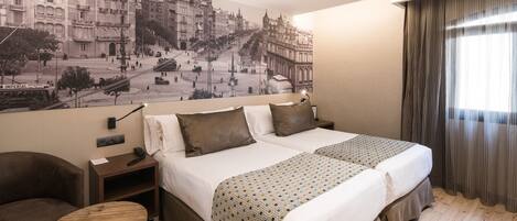 Frigobar, cofres nos quartos, escrivaninha, quartos à prova de som