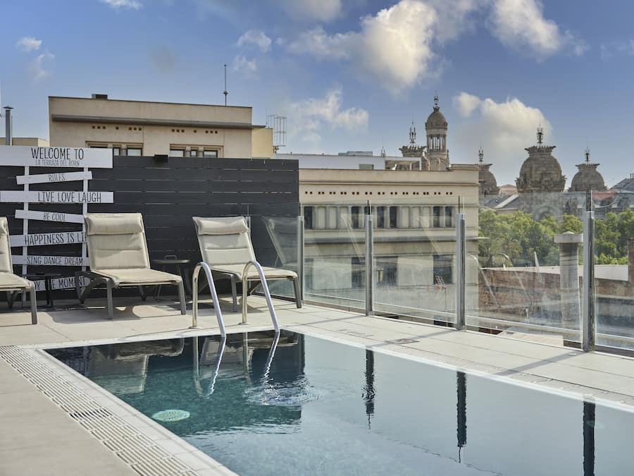 Kolam renang outdoor musiman, dengan kursi berjemur