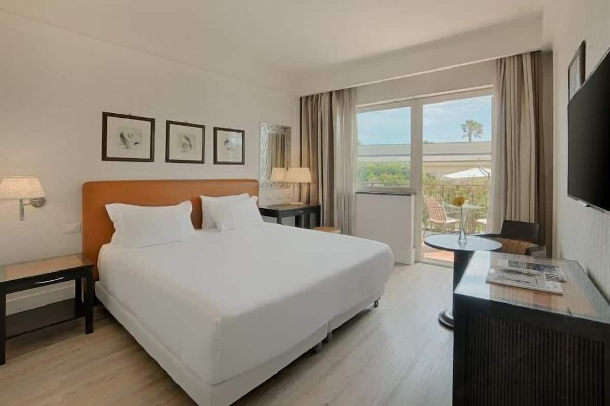 Minibar, caja de seguridad en la habitación y decoración personalizada