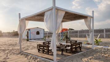 Playa privada y sombrillas