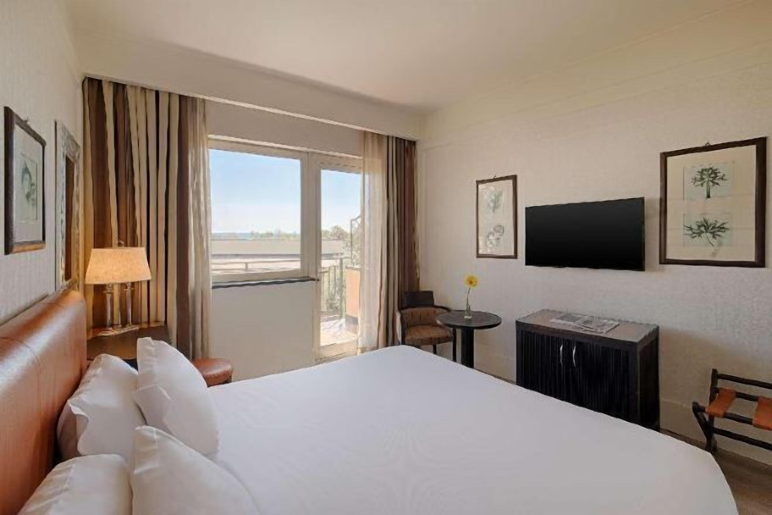 Minibar, in-room safe, individually decorated, desk