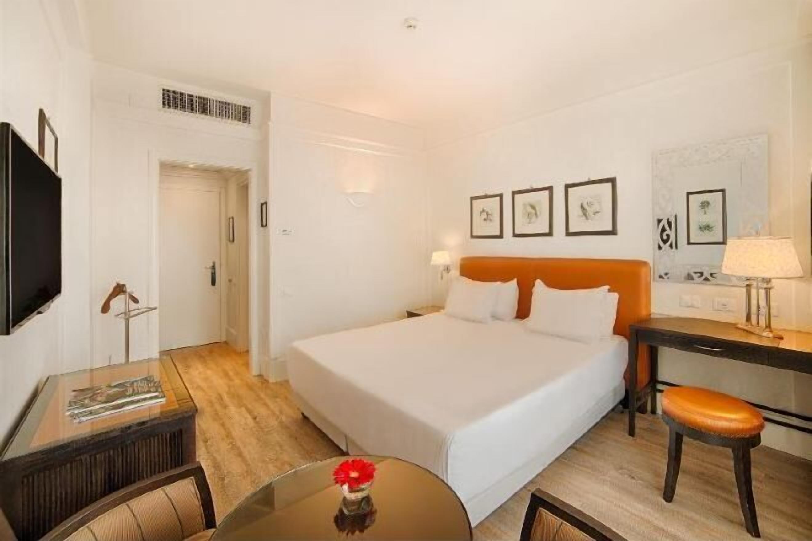 Minibar, caja de seguridad en la habitación y decoración personalizada 