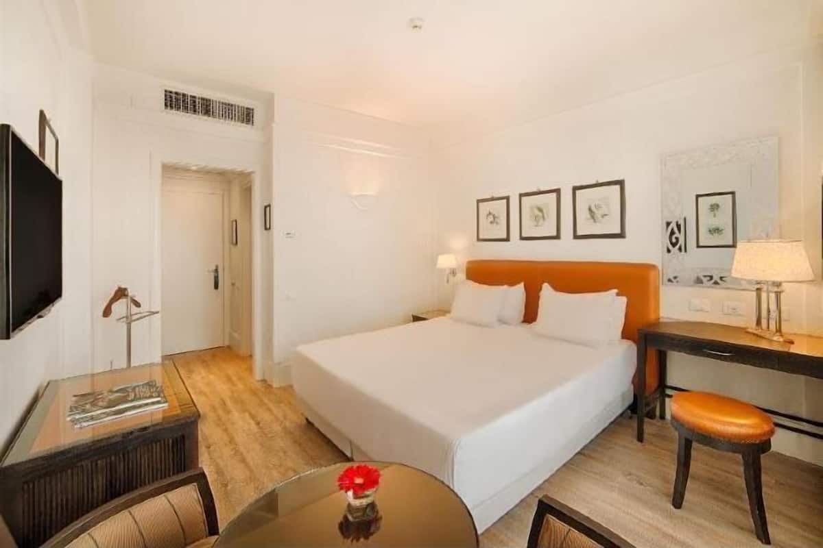 Minibar, caja de seguridad en la habitación y decoración personalizada