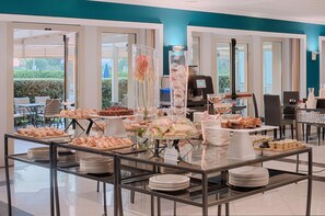 Desayuno buffet todos los días (con cargo)