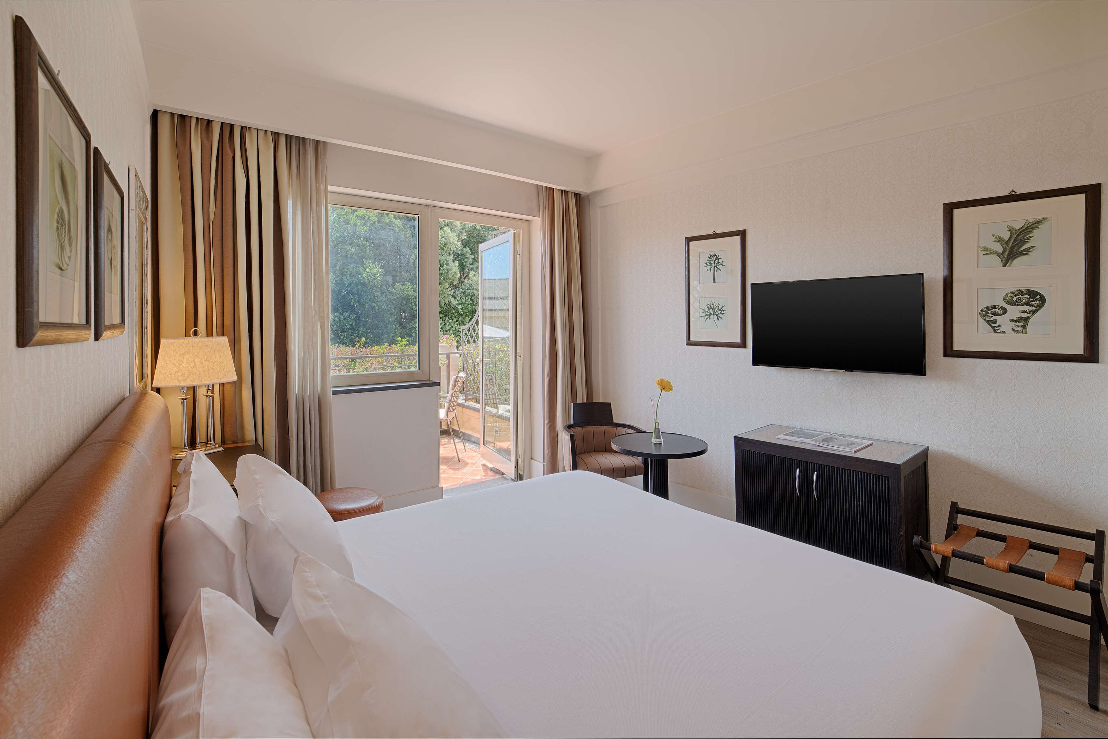 1 bedroom, minibar, in-room safe, individually decorated