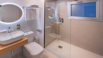 Doppelzimmer (Small) | Badezimmer | Dusche, Regendusche, kostenlose Toilettenartikel, Haartrockner
