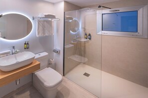 Kamar Double (Small) | Kamar mandi | Shower, pancuran hujan, perlengkapan mandi gratis, dan pengering rambut
