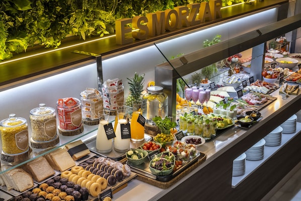 Petit déjeuner buffet servi tous les jours en supplément