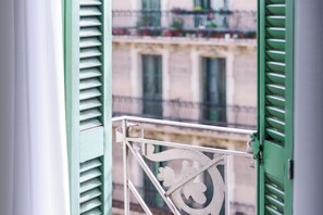 In-room safe, desk, blackout curtains, iron/ironing board - Serhs Carlit Boutique Hotel (Barcelona)