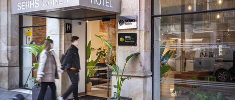 Vista frontal de la propiedad