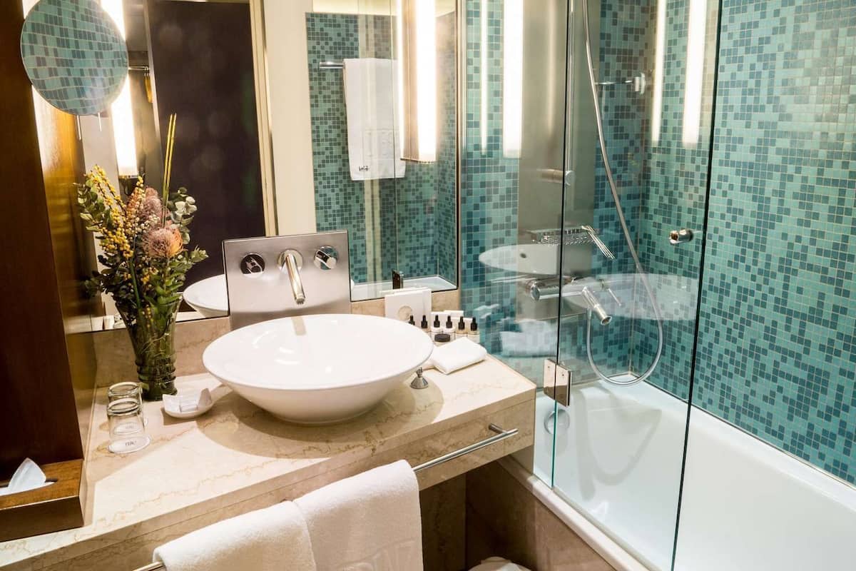 Tab mandi, pengering rambut, tuala disediakan