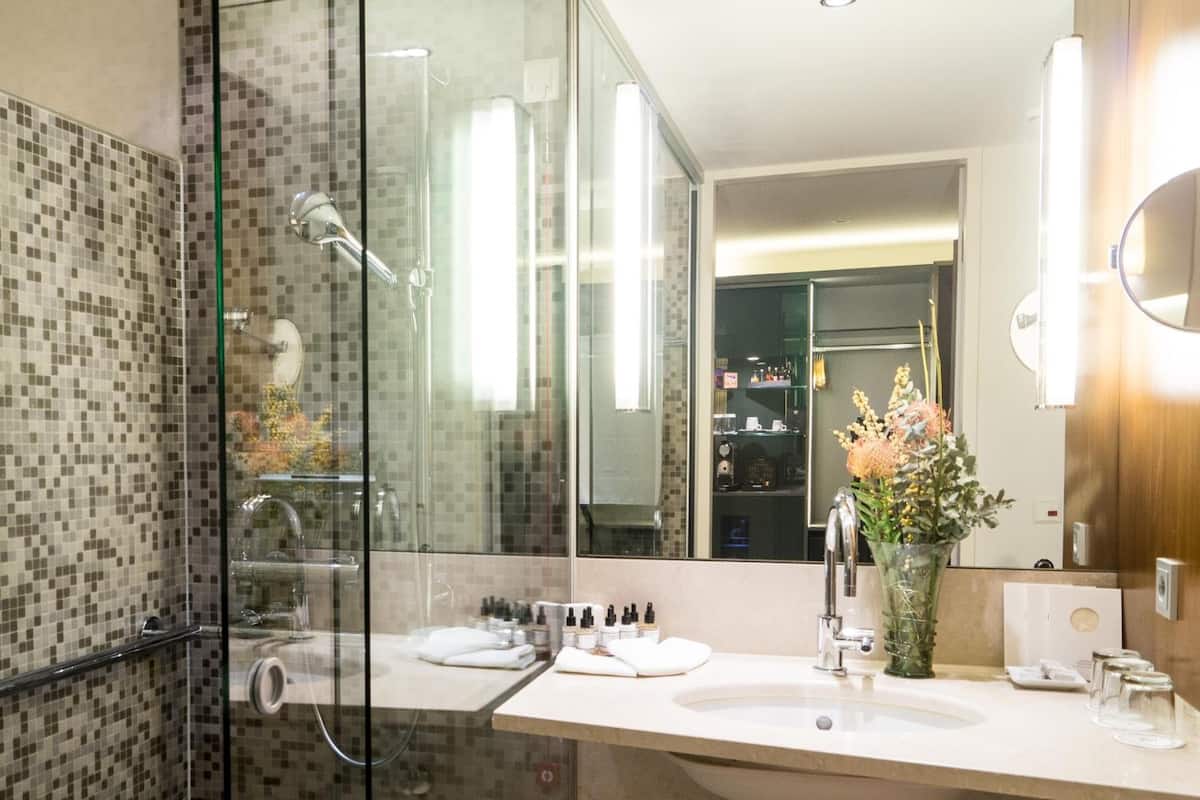 bathtub, hair dryer, towels