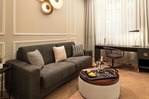 Suite (2 adults + 2 children) | Minibar, safe på rommet, skrivebord og lydisolert