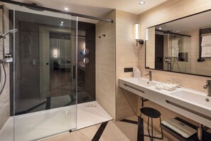 Room (Duplex, 2 adults + 2 children) | Bathroom | Eco-friendly toiletries, hair dryer, bidet, towels - Catalonia Puerta del Sol (Madrid)