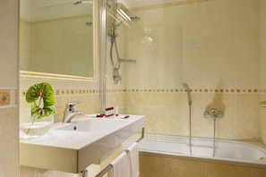 Quadruple Room | Bathroom | Combined shower/tub, free toiletries, hair dryer, bidet