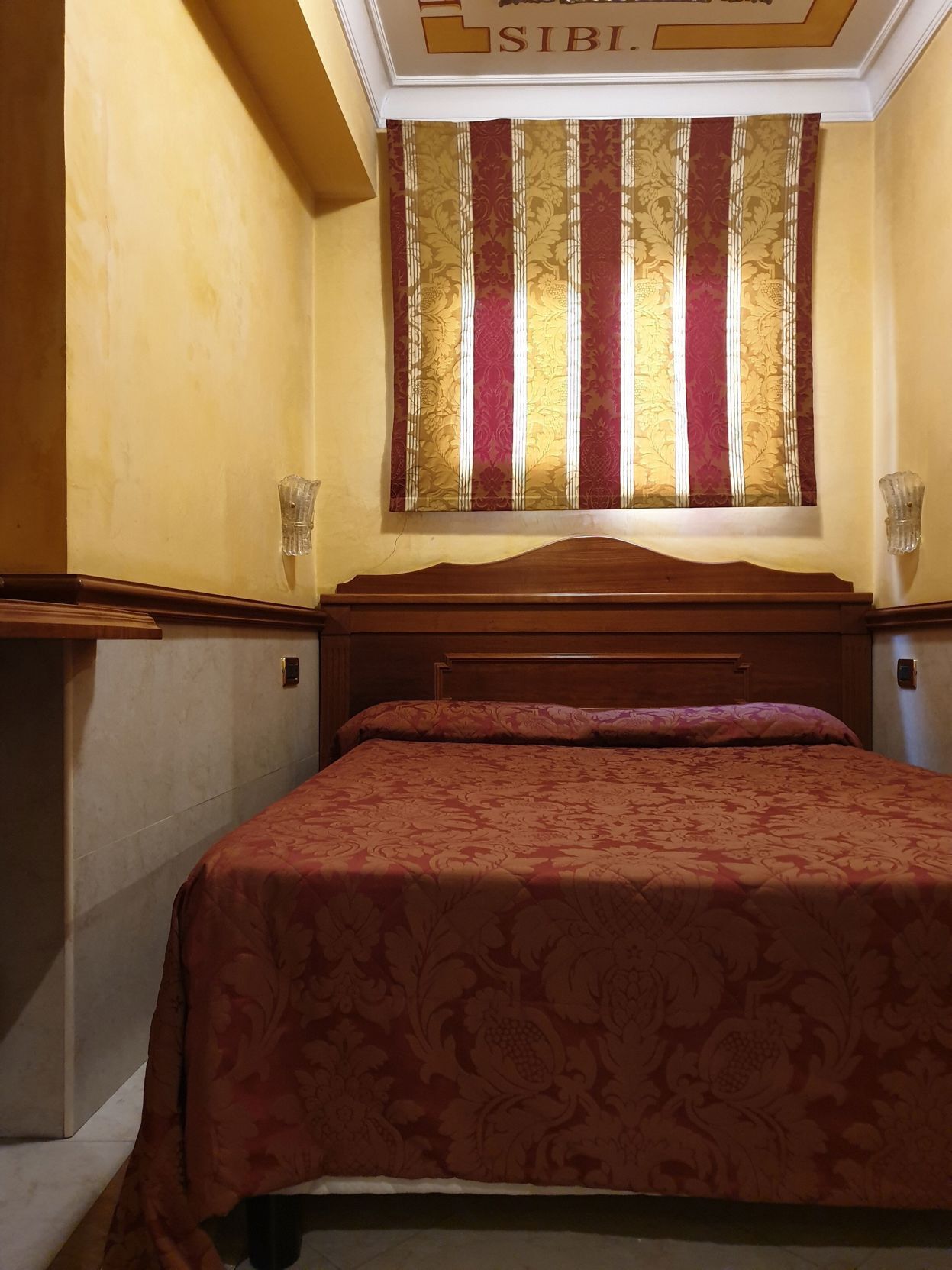 Hypo-allergenic bedding, minibar, in-room safe, desk