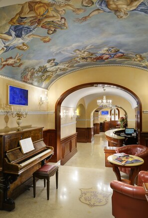 Interior entrance - Clarion Collection Hotel Principessa Isabella (Rome)