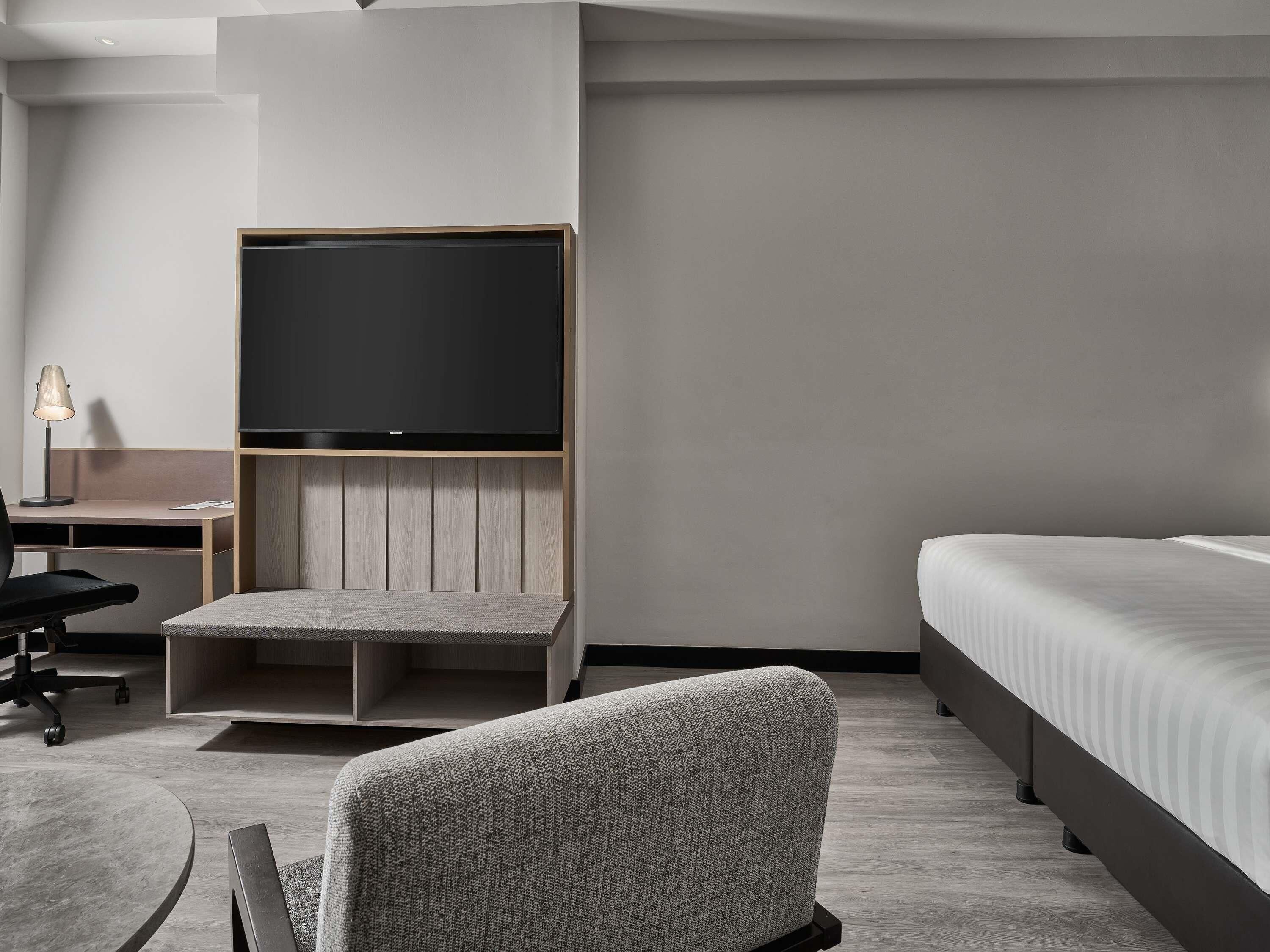 Superior Corner Room with 1 King Bed | Minibar, in-room safe, desk, blackout drapes