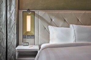 Minibar, pengeskab på værelset, skrivebord, mørklægningsgardiner