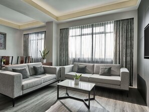 Minibar, in-room safe, desk, blackout curtains - Novotel Singapore on Kitchener (Singapore)