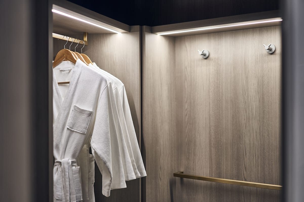 Habitación familiar, varias camas | Minibar, caja de seguridad en la habitación y escritorio