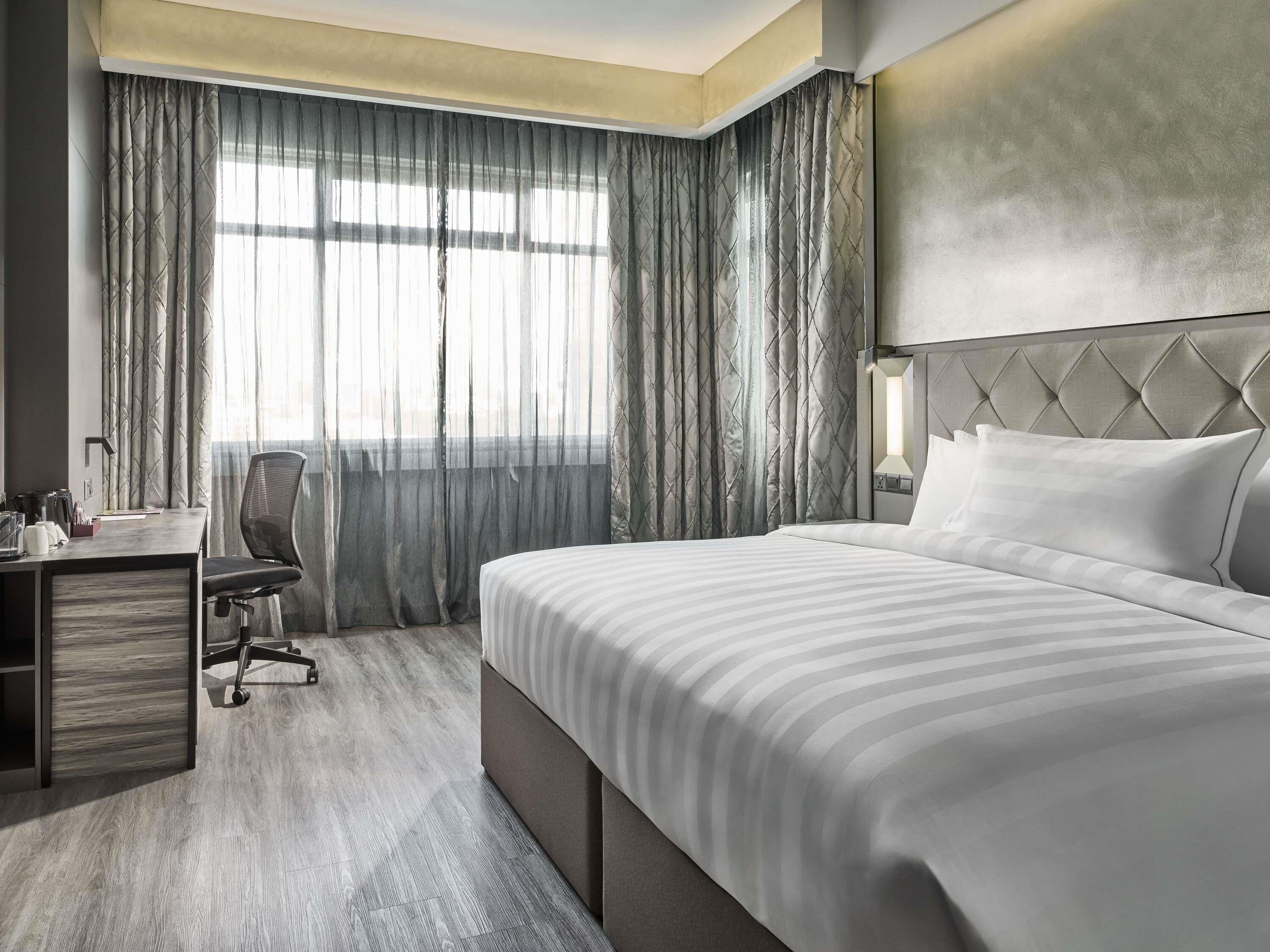 Deluxe Room with 1 King Bed | Minibar, in-room safe, desk, blackout drapes