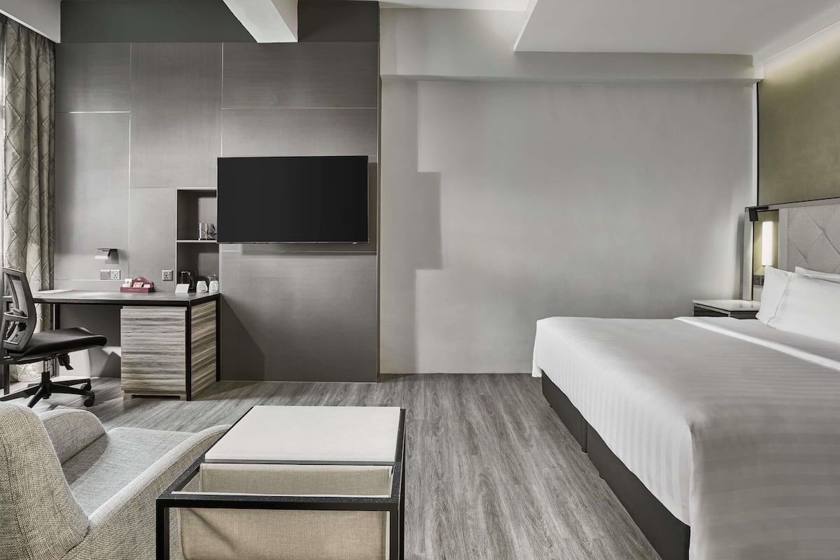 Deluxe Corner Room with 1 King Bed