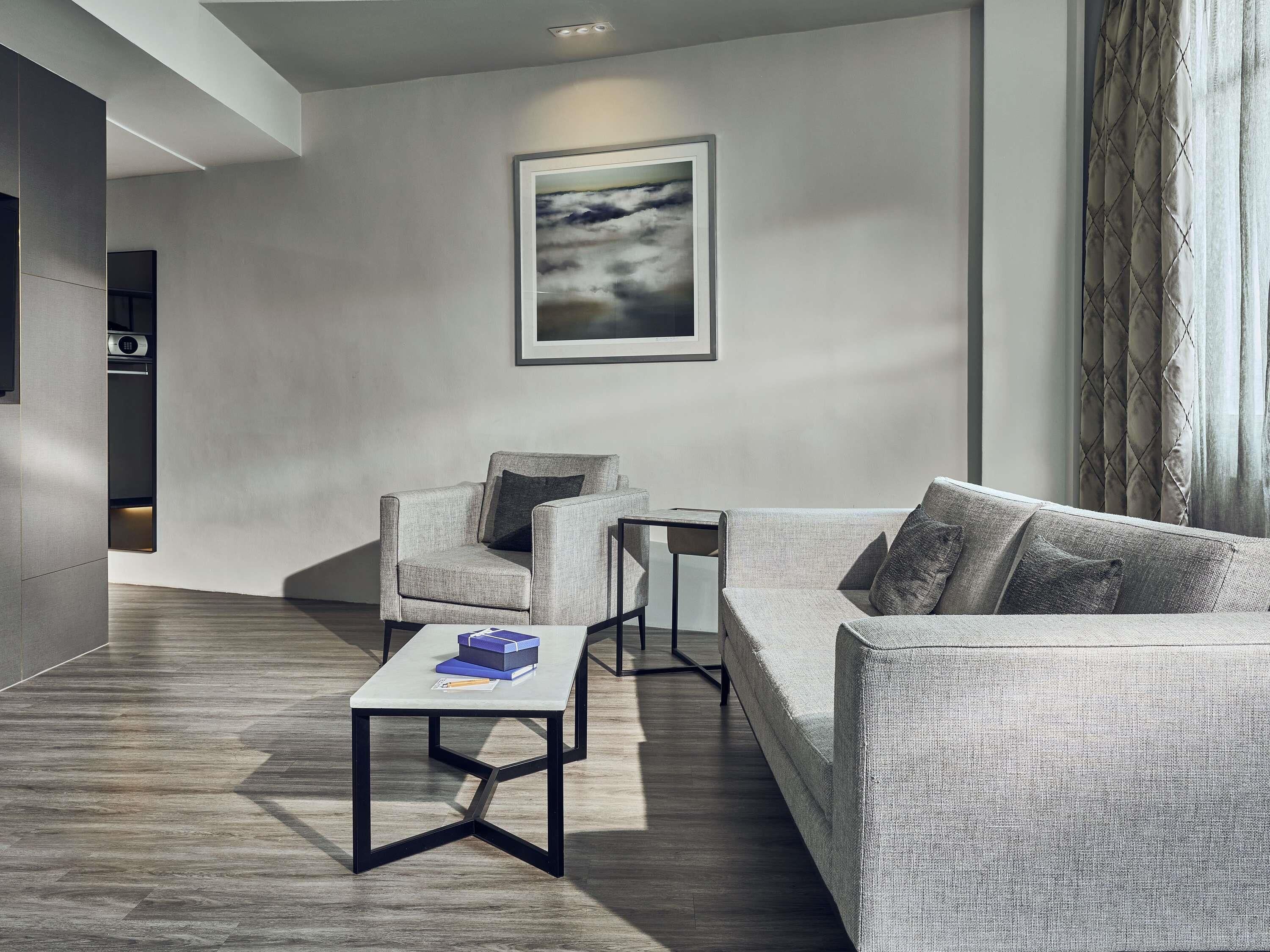 エグゼクティブ スイート ベッド (複数台) | ミニバー、セーフティボックス (室内)、デスク、遮光カーテン