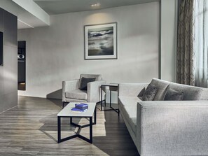 Minibar, in-room safe, desk, blackout curtains - Novotel Singapore on Kitchener (Singapore)