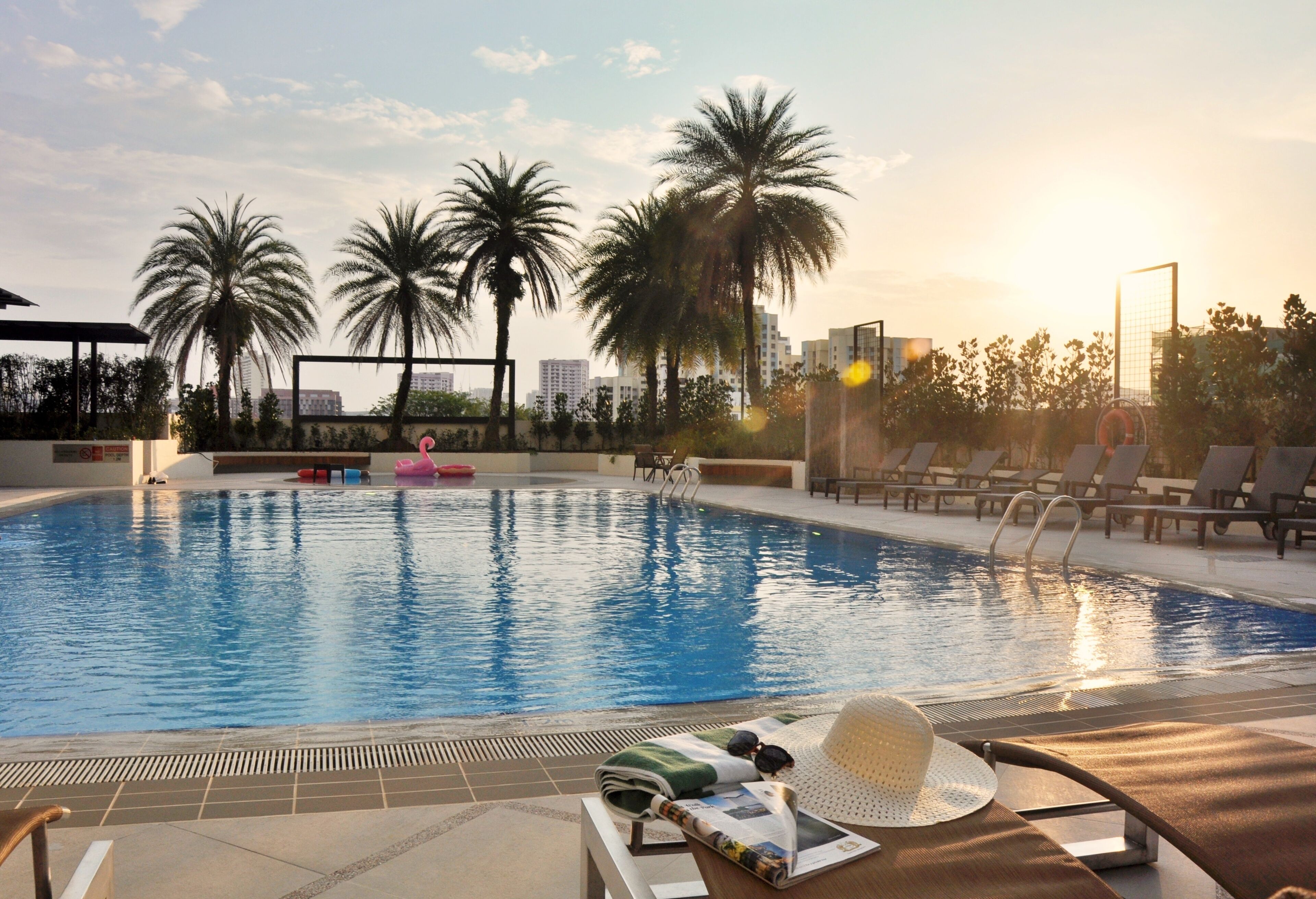 室外游泳池，07:00 至 22:00 开放，免费小屋，日光浴躺椅