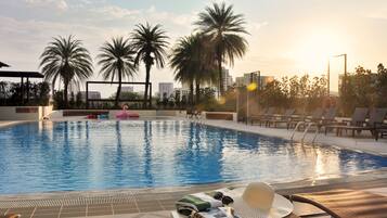 Alberca al aire libre, camas balinesas gratuitas y camastros