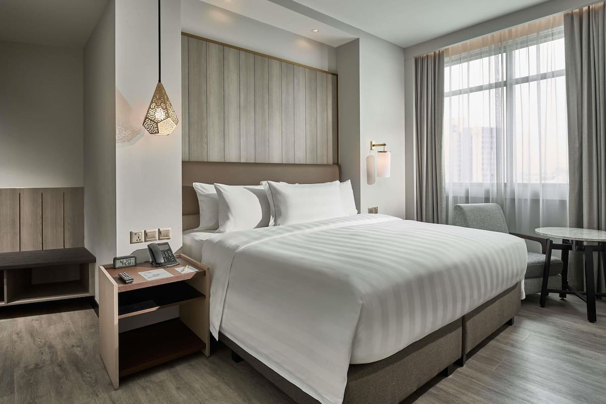 Minibar, caja de seguridad en la habitación y escritorio