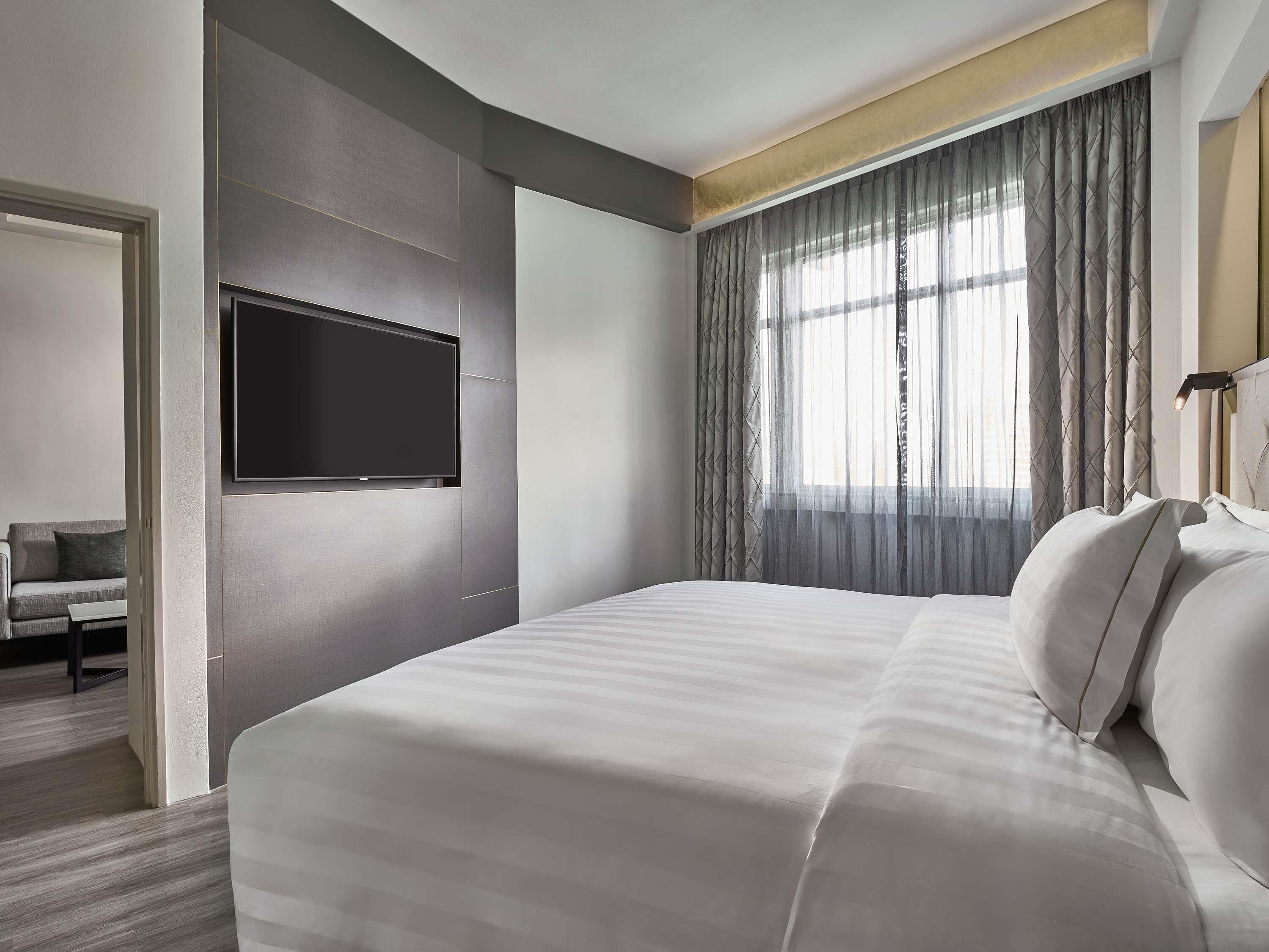 Executive Suite, 1 King Bed | Minibar, in-room safe, desk, blackout drapes