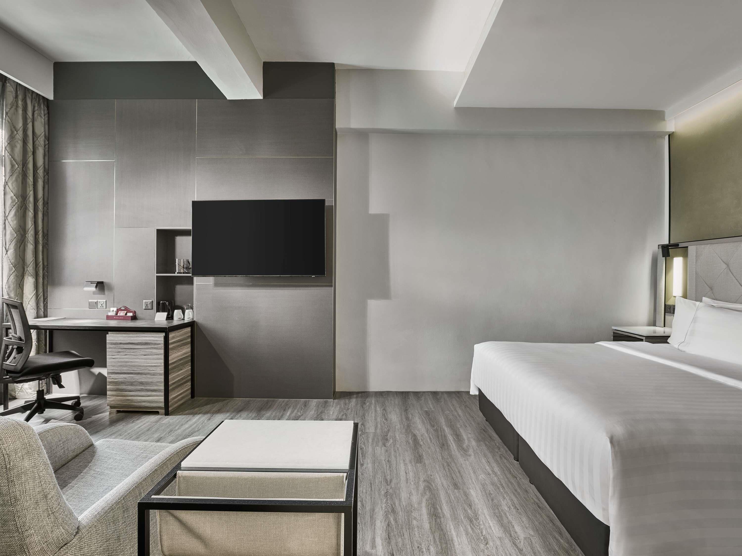 Deluxe Corner Room with 1 King Bed | Minibar, in-room safe, desk, blackout drapes