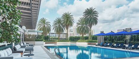 Una piscina al aire libre, camas de piscina gratis