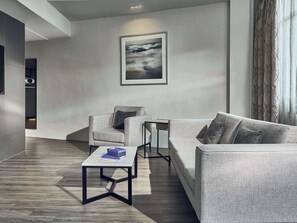 Family Triple Room with 1 King Bed and 1 Single Bed | Minibar, in-room safe, desk, blackout drapes
