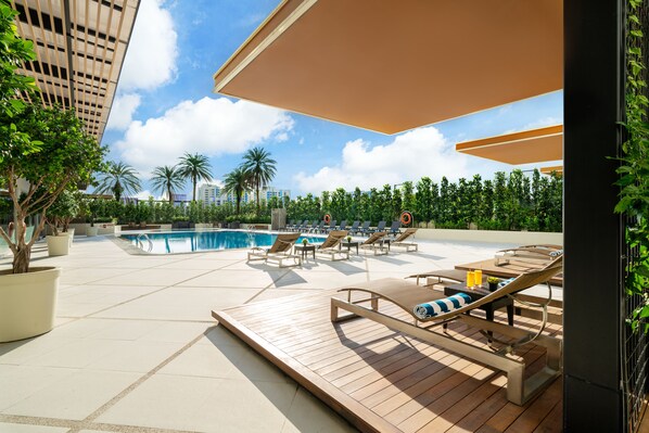 Una piscina al aire libre, camas de piscina gratis