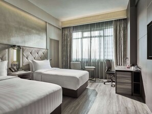 Kamar Deluks, 2 Tempat Tidur Twin | Minibar, brankas, meja kerja, dan tirai kedap cahaya