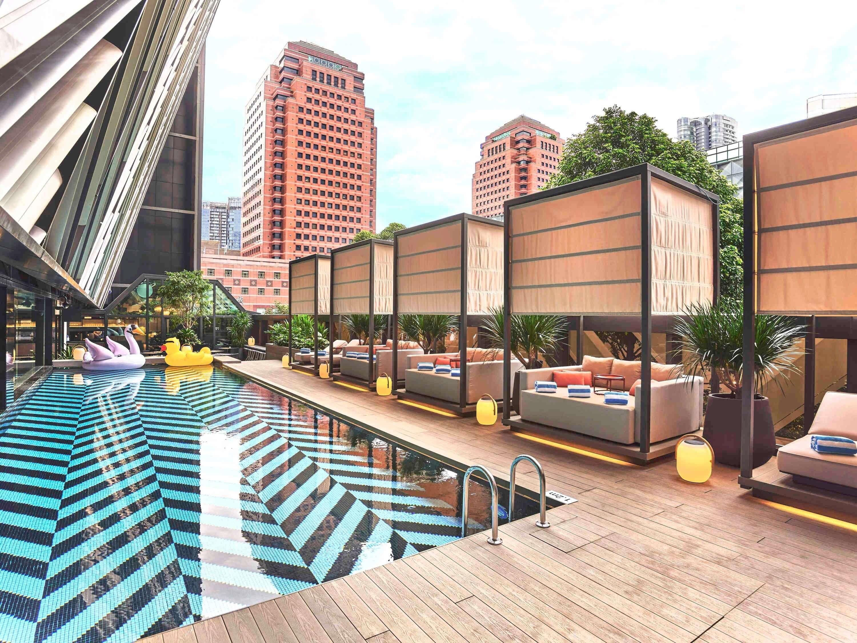 Kolam renang outdoor, dengan cabana gratis