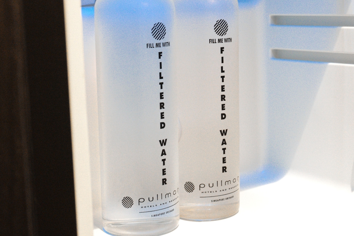Dos botellas de agua filtrada en un refrigerador.