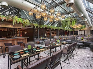 Breakfast, lunch, dinner served; Asian cuisine - Pullman Singapore Orchard (Singapore)