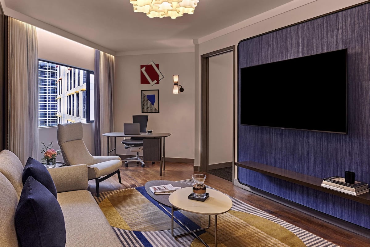 Suite, 1 kingsize bed, niet-roken, toegang tot de clublounge (Pullman) | Een kluis op de kamer, verduisterende gordijnen