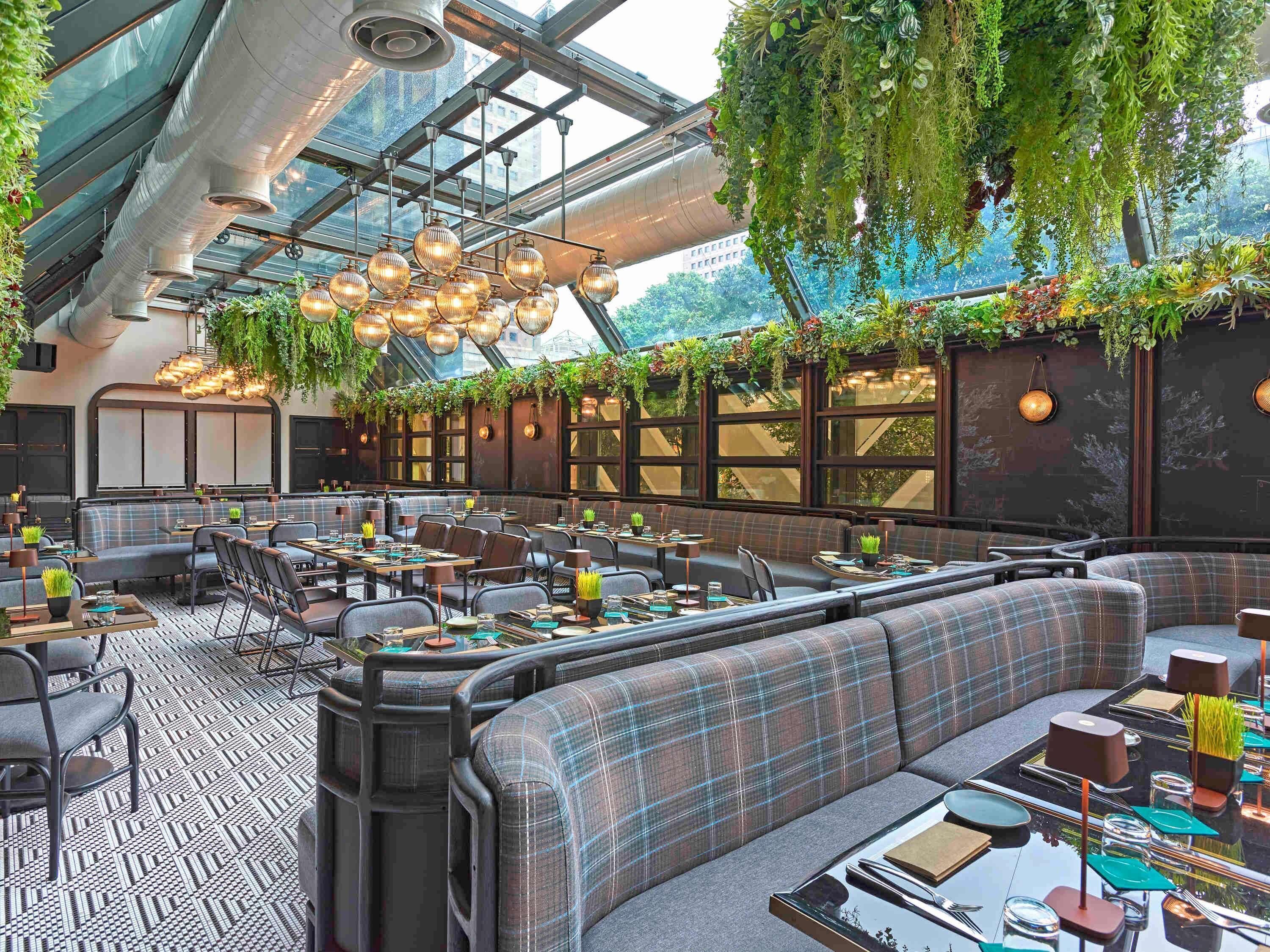 Daily buffet breakfast (SGD 38.37 per person)