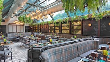 Petit déjeuner buffet (38.37 SGD par personne)