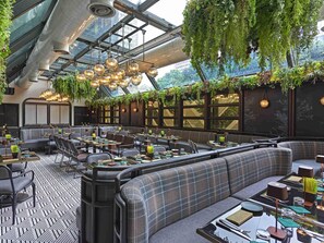 Breakfast, lunch, dinner served; Asian cuisine  - Pullman Singapore Orchard  (Singapore)